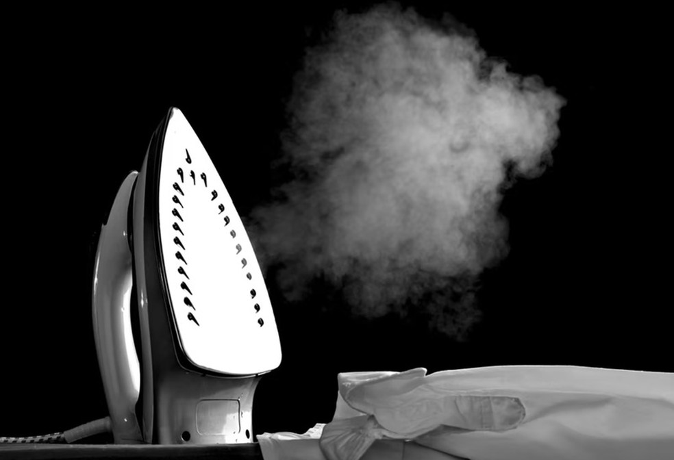 Esquece de desligar o ferro de passar roupa com frequência? Essas 6 dicas podem te ajudar a evitar o problema; veja — Foto: OMO/Divulgação