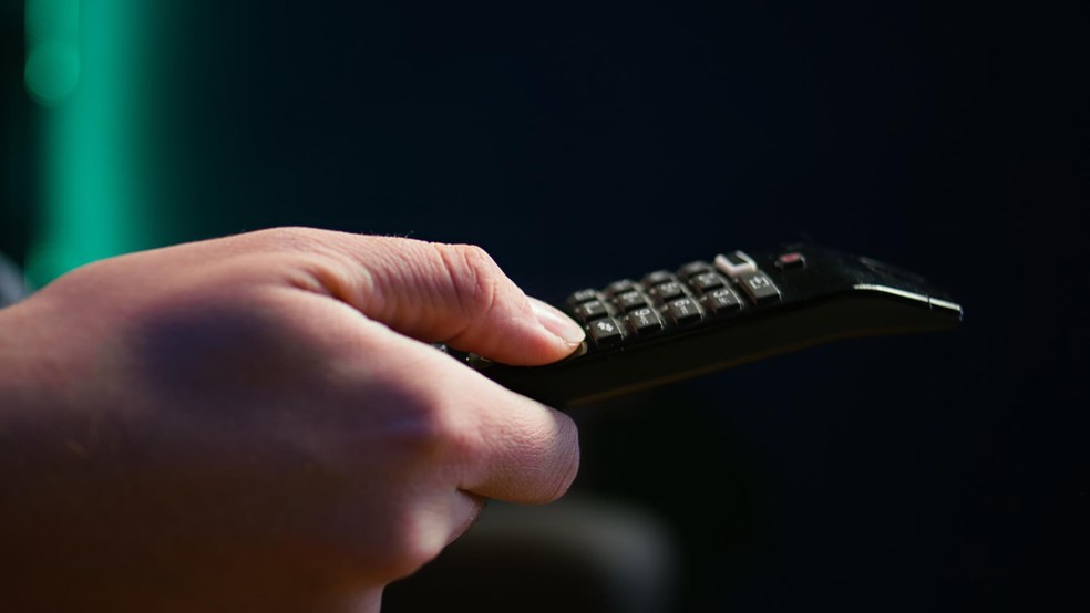 TV Box travando, app fechando no meio do streaming e sistema lento demais para responder ao controle? O problema quase sempre é firmware desatualizado. Saiba como resolver com o passo a passo para os principais modelos do mercado brasileiro.l — Foto: Reprodução/Freepik