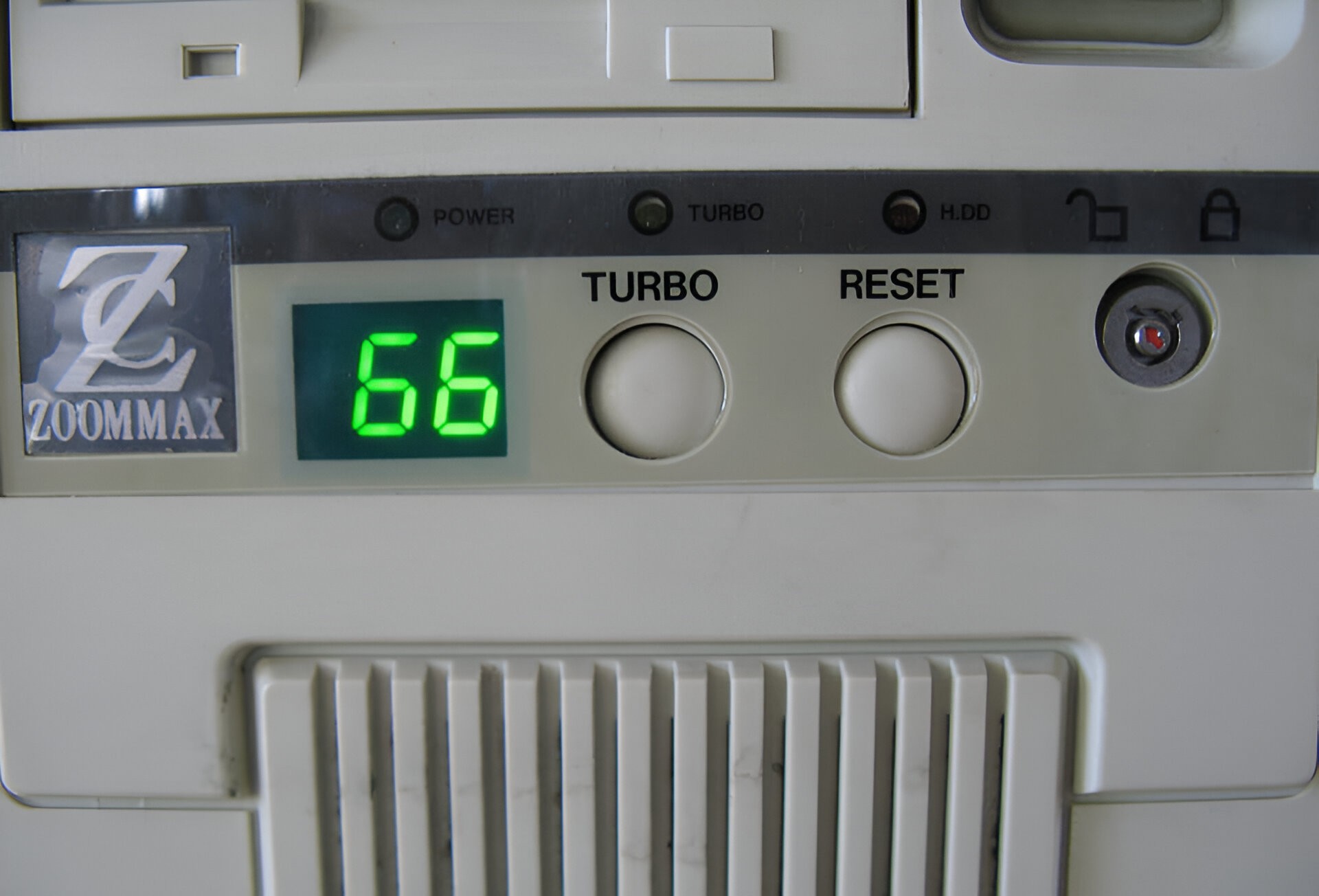 O que era o botão Turbo do seu PC — e por que ele te enganava