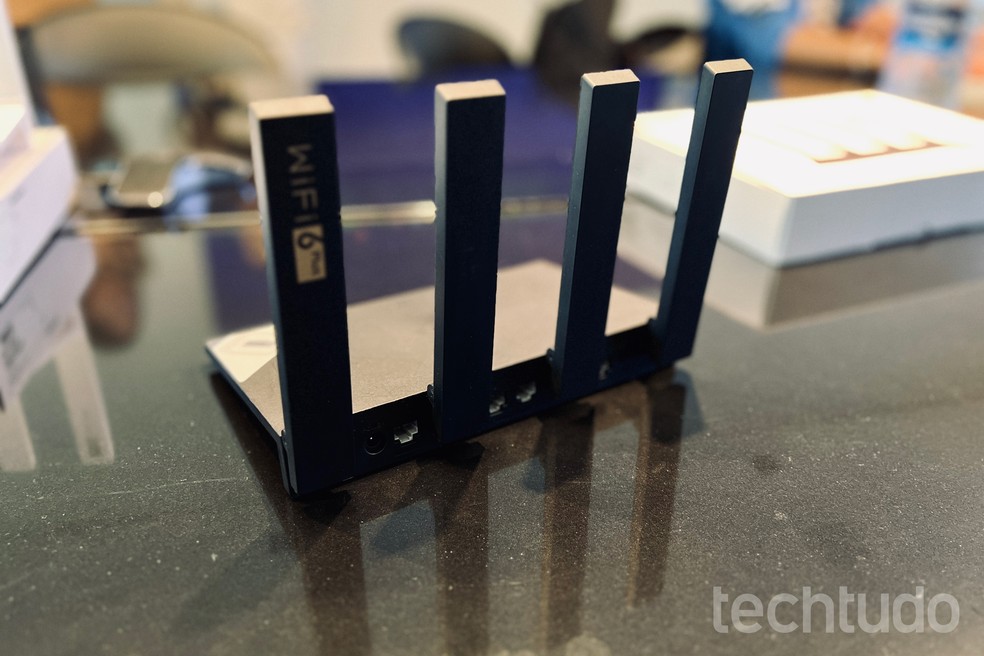 Huawei AX3 Pro conta com quatro protas para cabo de rede — Foto: Rubens Achilles/TechTudo