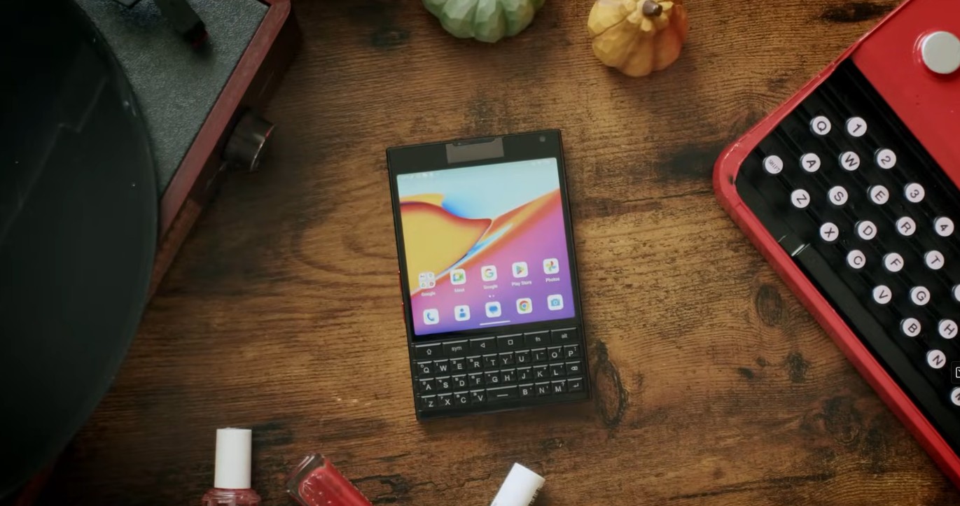 BlackBerry スマートフォン 本体 Novo BlackBerry? Celular chinês com teclado físico e Android 15 é