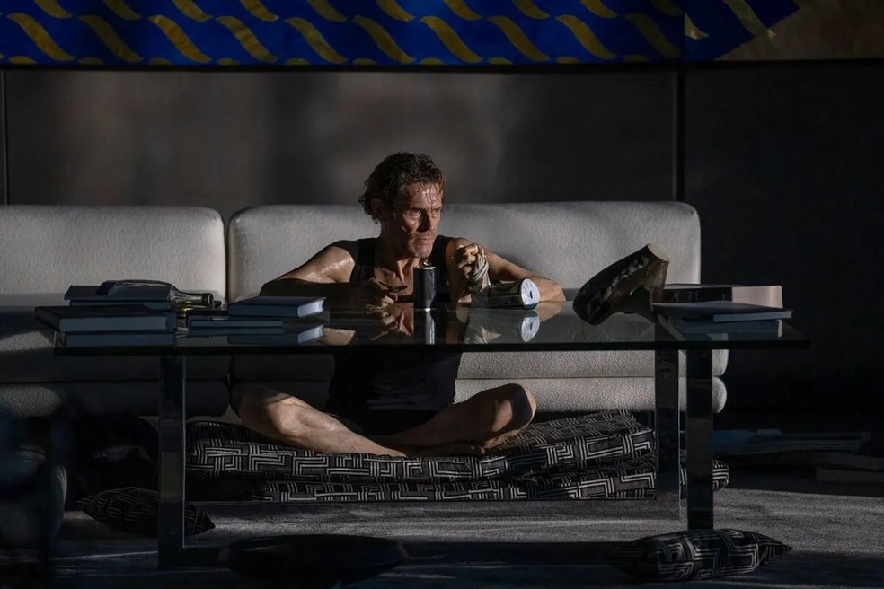Willem Dafoe é um ladrão preso em uma gaiola de ouro em Dentro (2023) — Foto: Reprodução/Variety