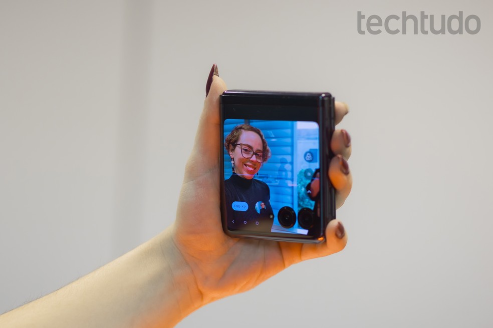 Usando a tela externa do Motorola Razr 40 Ultra para tirar selfies com a câmera traseira — Foto: Mariana Saguias/TechTudo