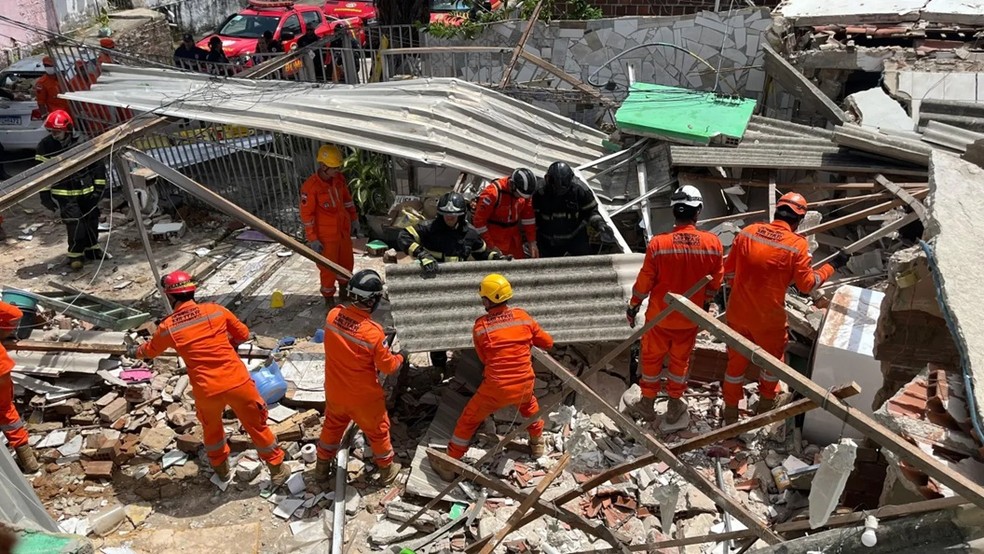 Bombeiros resgatam feridos em explosão de botijão de gás em casa na cidade de Olinda/PE — Foto: Divulgação/CBMPE