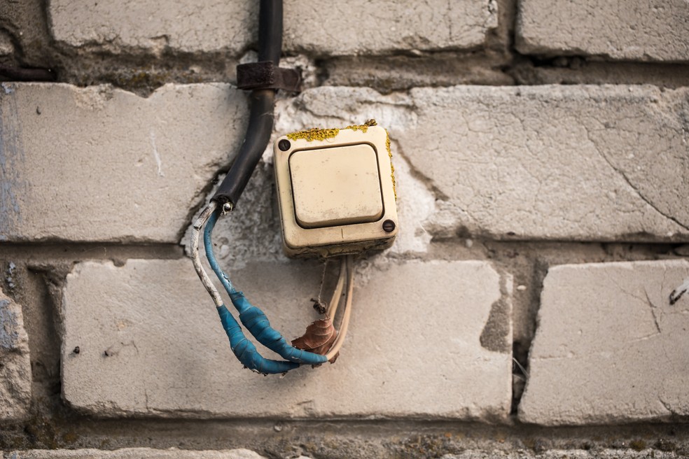 Manter a fiação elétrica em boas condições e isolar bem os fios ajudam a evitar danos aos equipamentos — Foto: — Foto: Reprodução/Freepik