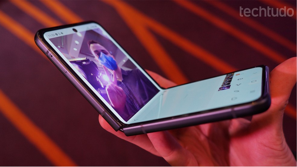 Galaxy Z Flip 3 acompanha o Android 11 nas configurações de fábrica — Foto: Thássius Veloso/TechTudo