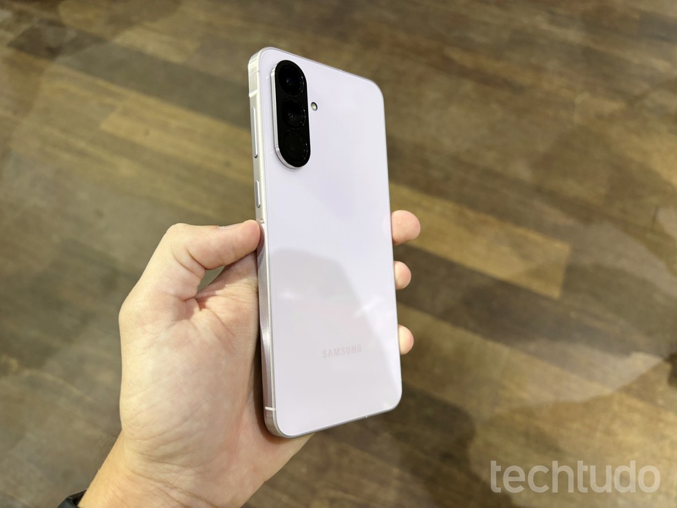 Galaxy A56 em mãos; confira os detalhes — Foto: Eduardo Bartkevihi/TechTudo
