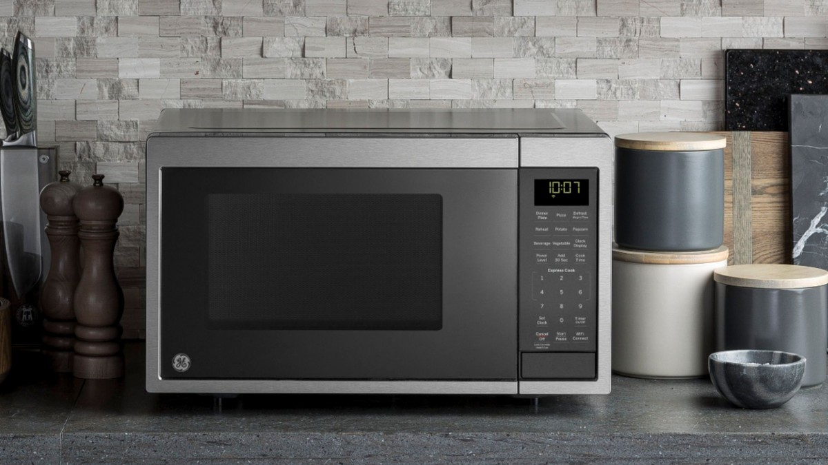 Seu micro-ondas pode pegar fogo e causar estrago; veja por quê e como evitar