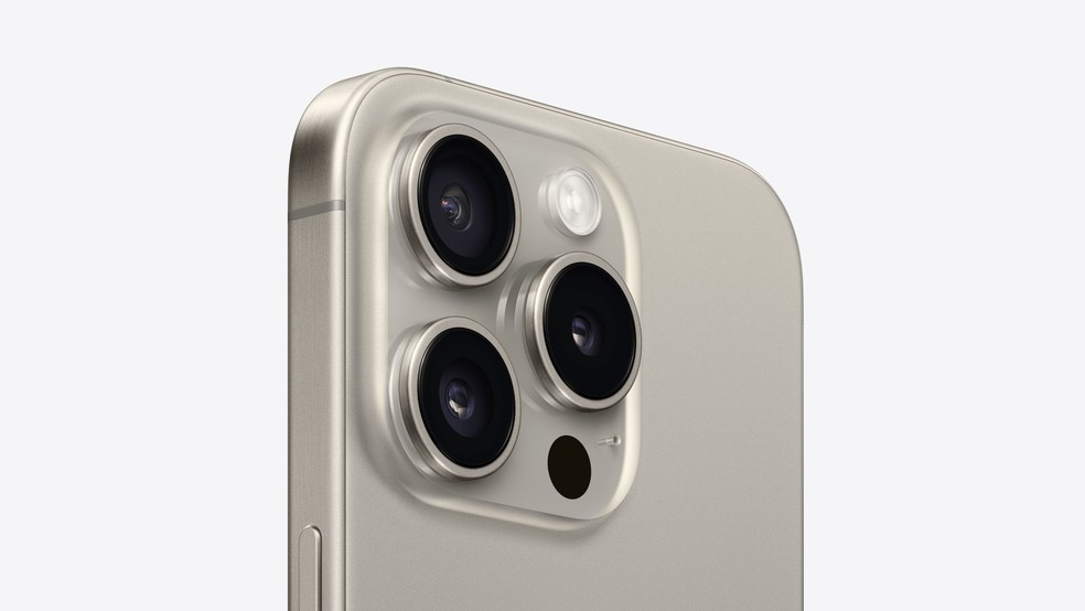 iPhone 15 Pro Max possui três câmeras traseiras, com resolução de 48 MP na lente principal — Foto: Divulgação/Apple