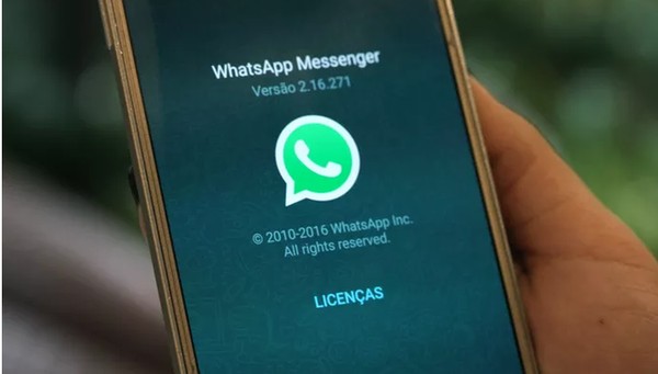 Liquid Glass avança no WhatsApp para iPhone e muda menus e emojis