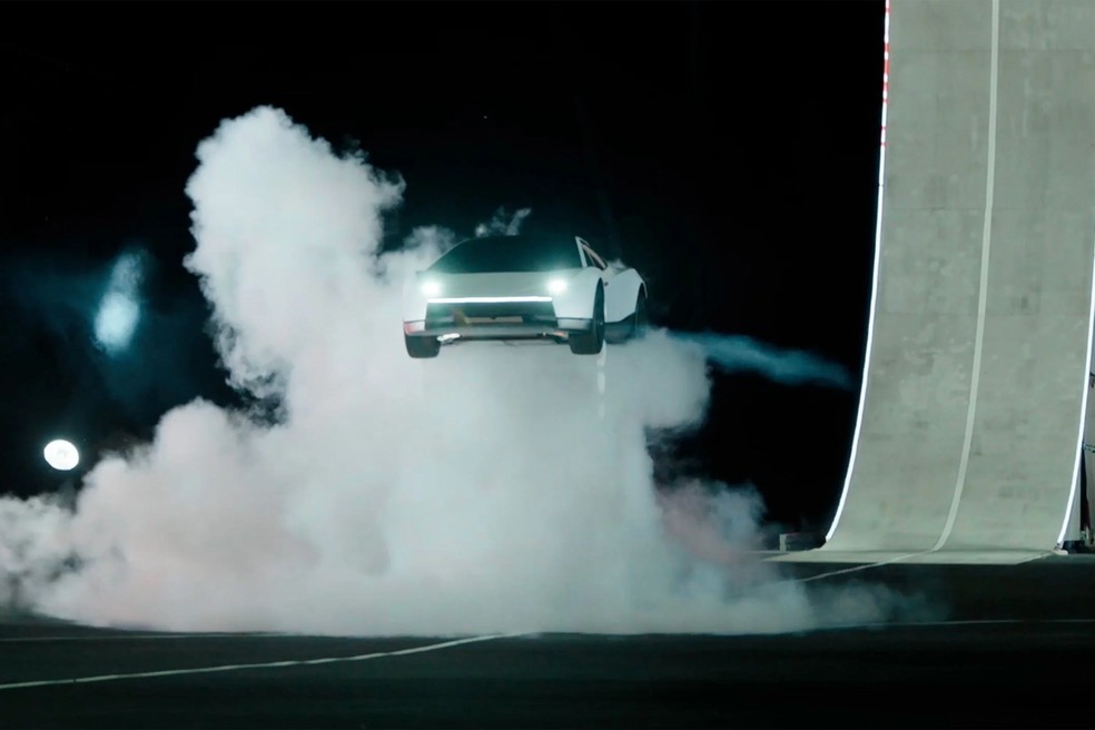 Carro 'voador' da Tesla? Saiba como funciona Roadster que faz manobra no ar
