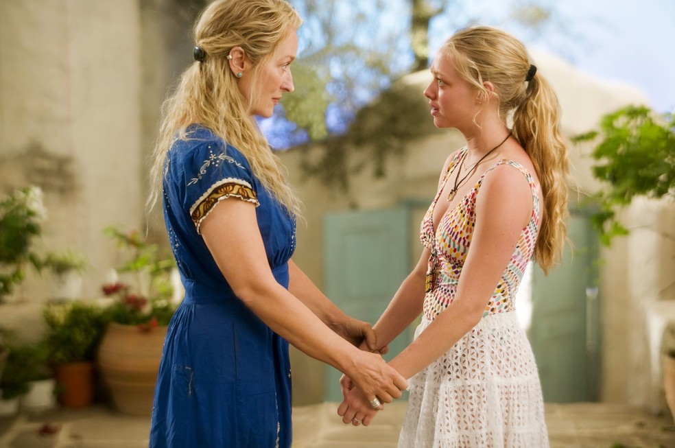 Em Mamma Mia! mãe e filha são interpretadas por Meryl Streep e Amanda Seyfried — Foto: Reprodução/IMDb