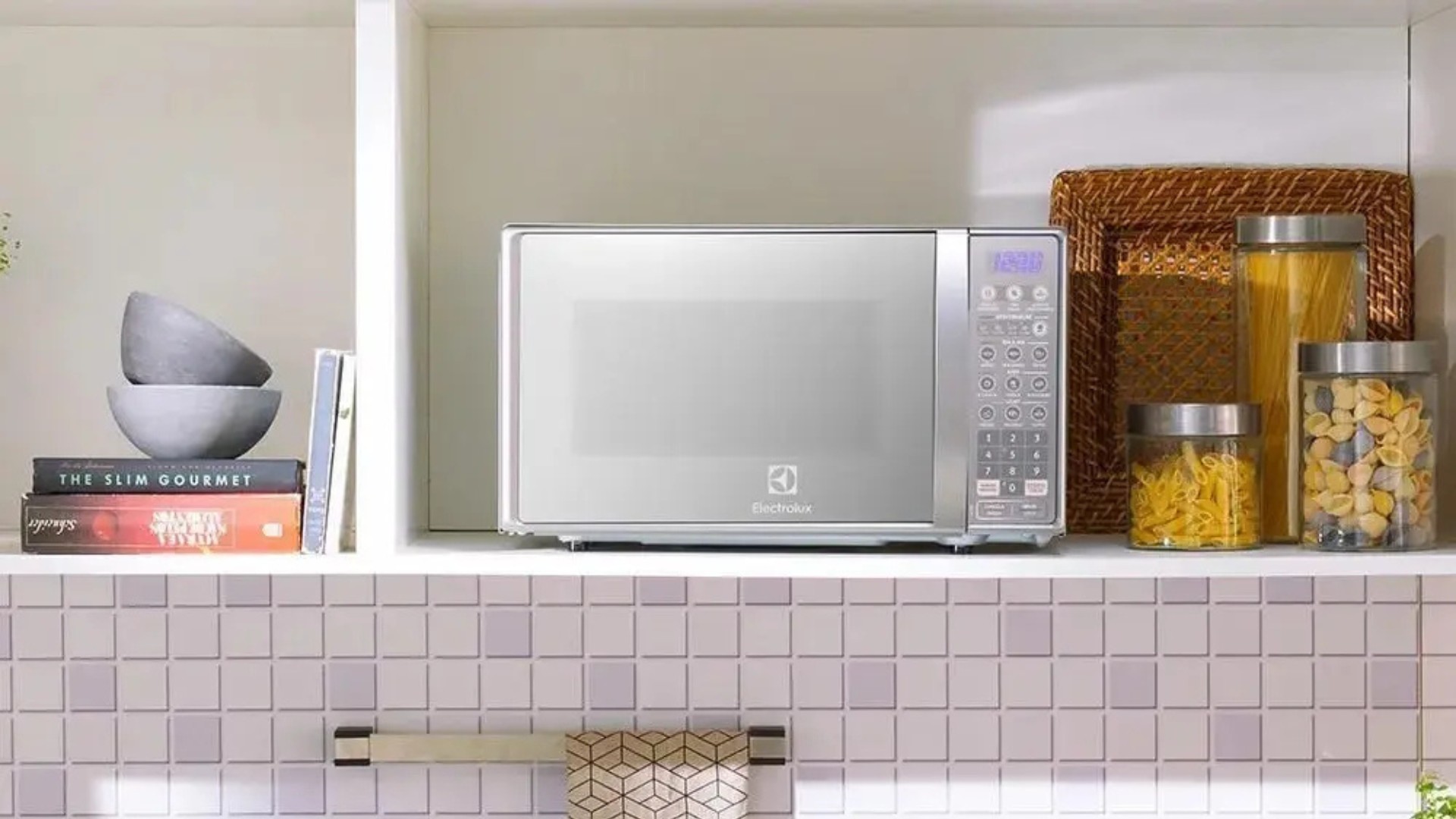 6 micro-ondas inox de até 25 litros para cozinhas compactas e elegantes