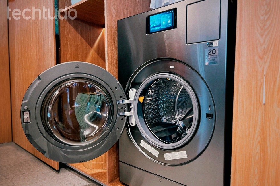 Como escolher a melhor lava e seca para comprar? Observe pontos como capacidade, consumo de energia, acabamento e preço — Foto: Letícia Rosa/TechTudo