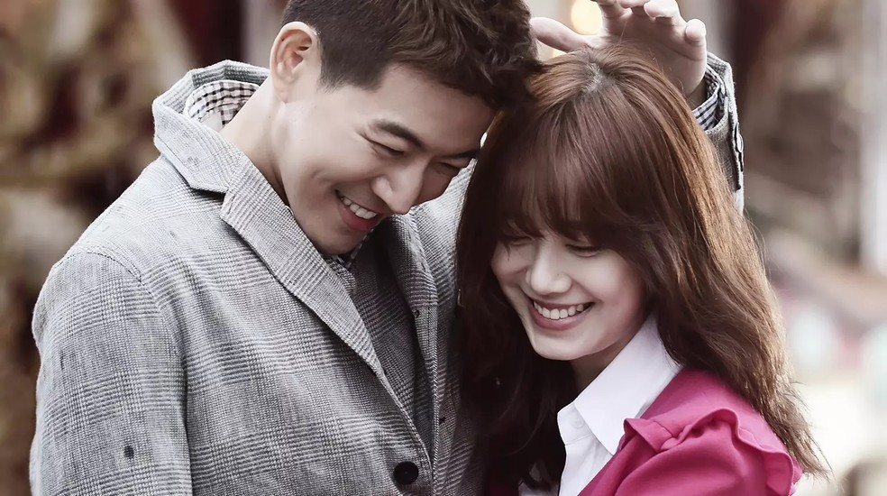 Em Angel Eyes, Soo-wan e Dong-joo se reencontram em hospital após 12 anos — Foto: Reprodução/Viki