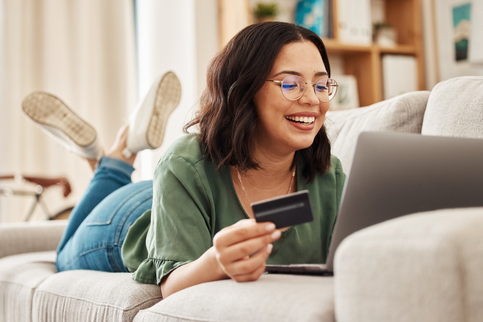 Aposte em compras online de produtos de informática em promoção na Casas Bahia — Foto: Reprodução/Getty Images