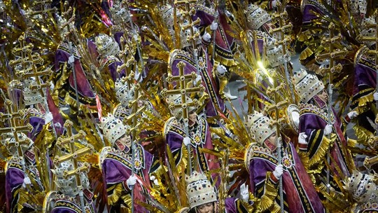 Rosas de Ouro é campeã do Carnaval SP 2025; reveja desfile da escola