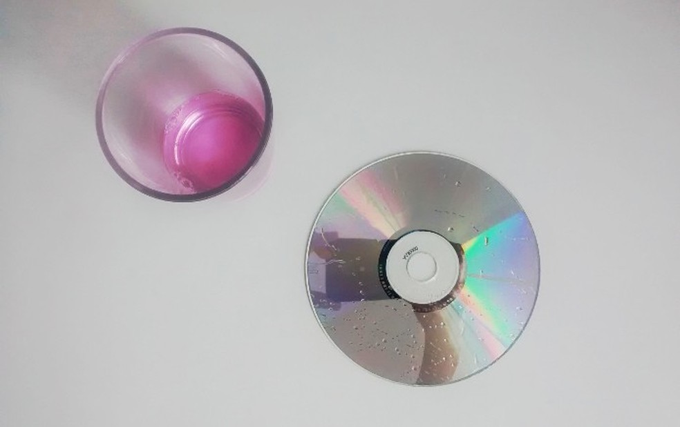 Depois de limpar com água e detergente neutro, deixe o CD secar ao ar — Foto: Foto: Reprodução/Raquel Freire
