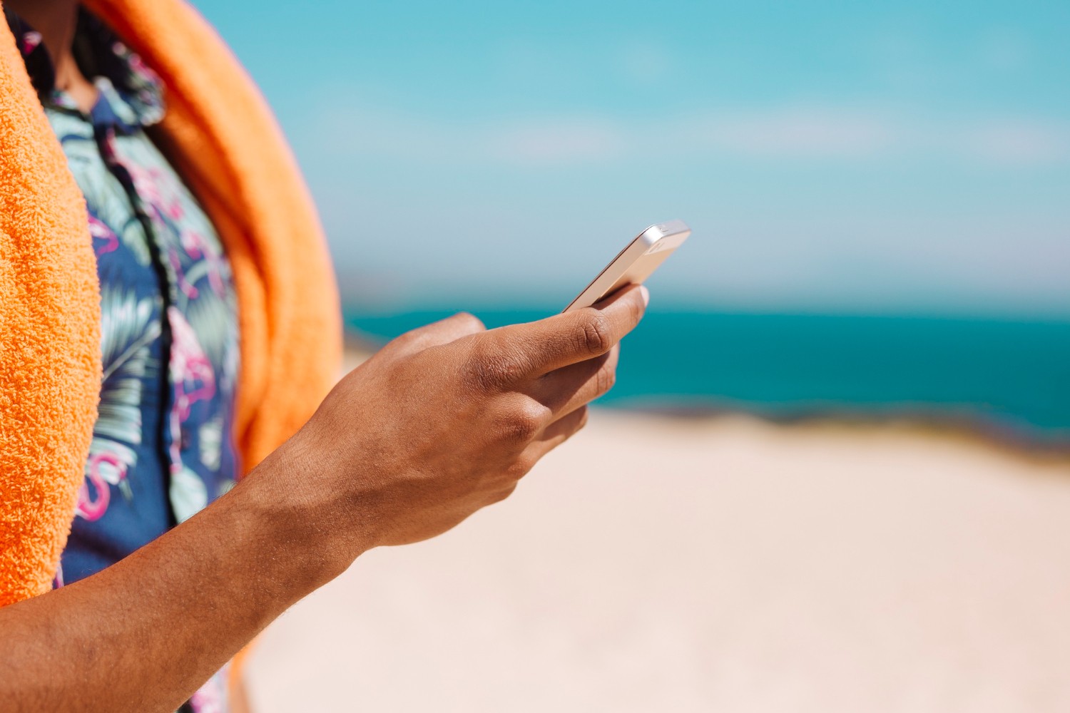 Seu celular descarrega mais rápido na praia? A ciência explica por quê