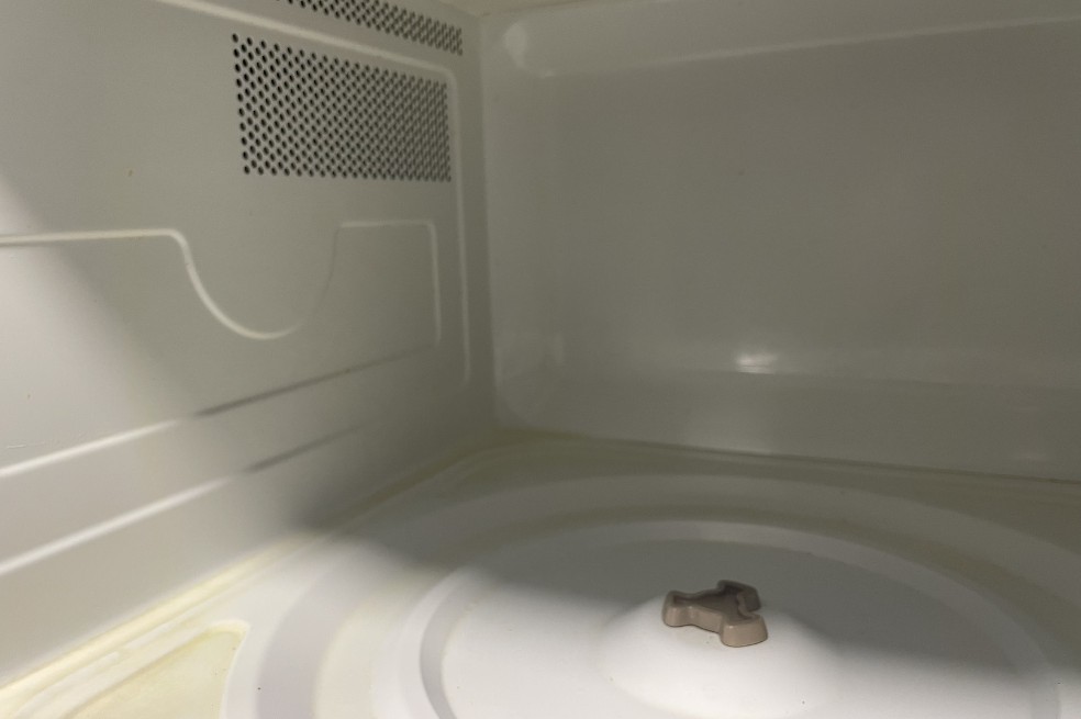 Após a limpeza das manchas, use um pano seco ou papel-toalha para remover toda a umidade — Foto: Mayara Aguiar/TechTudo