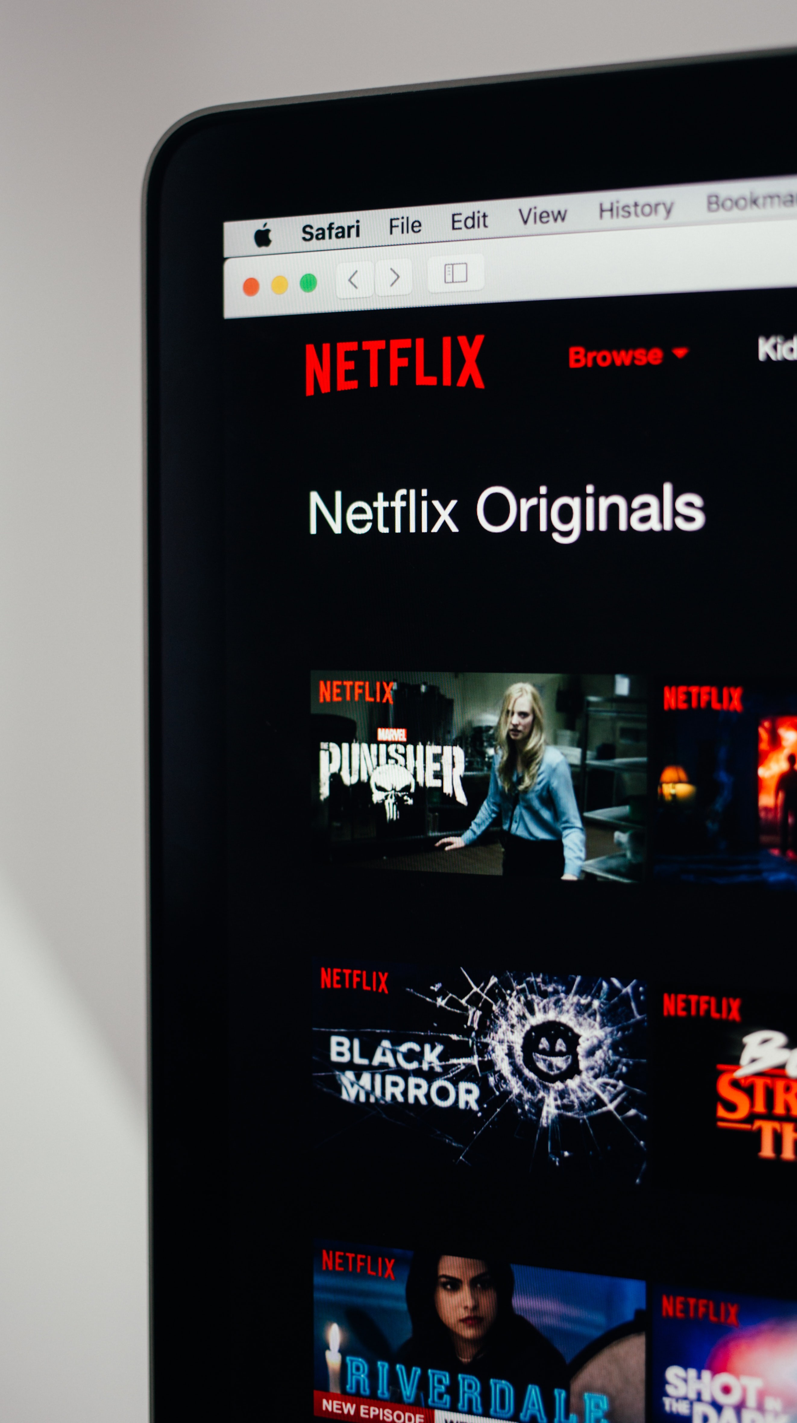 Netflix passa a cobrar R$ 12,90 por cada conta compartilhada