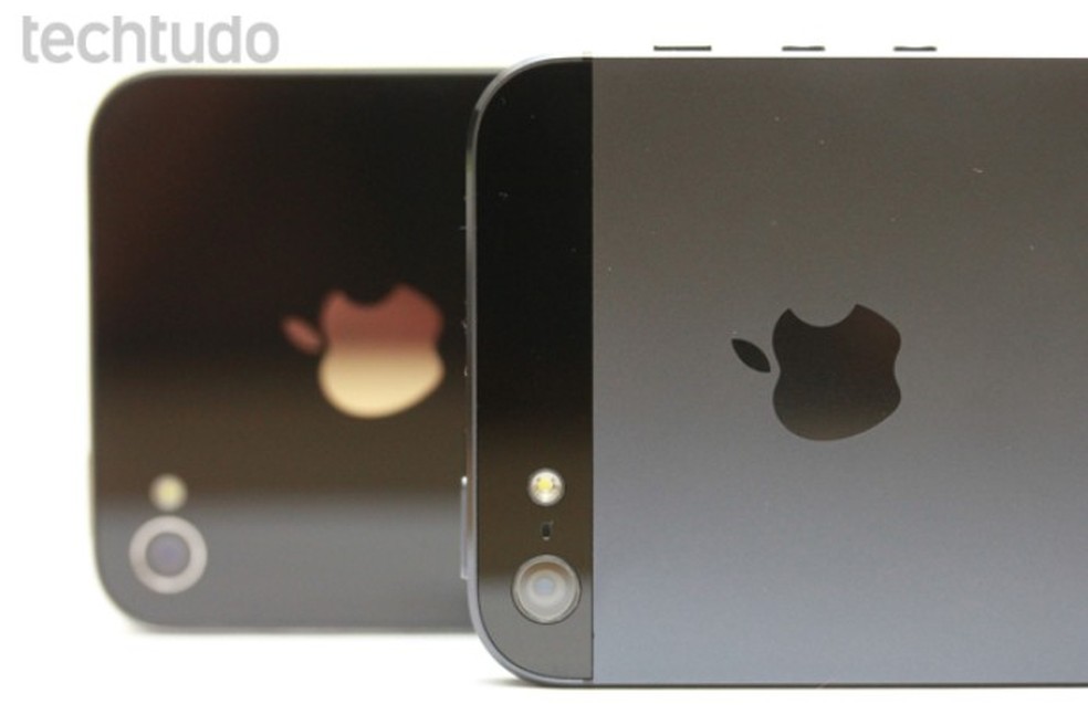 No lugar do vidro, o iPhone 5 agora vem com uma traseira metálica (Foto: Allan Melo / TechTudo) — Foto: TechTudo