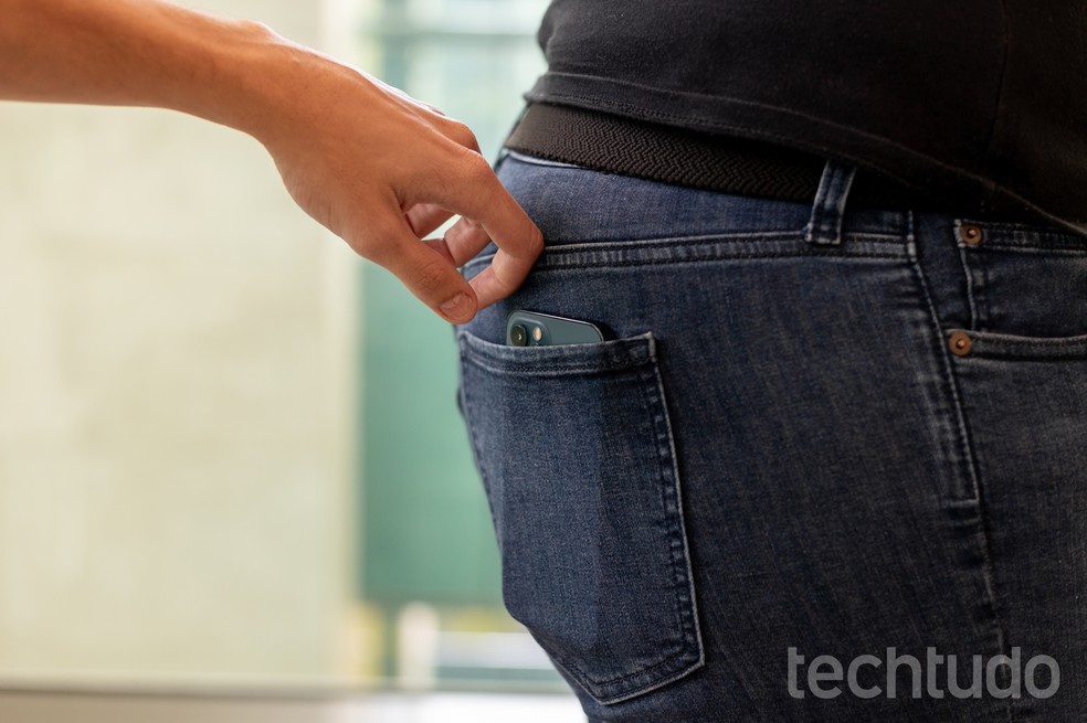 Homem pegando celular no bolso de mulher — Foto: Mariana Saguias/TechTudo