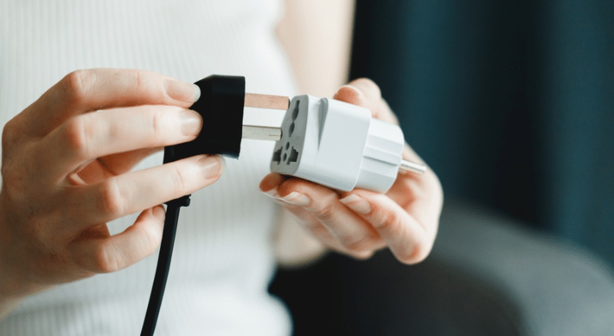 Adaptadores e extensões podem ESTRAGAR eletrodomésticos? Expert explica