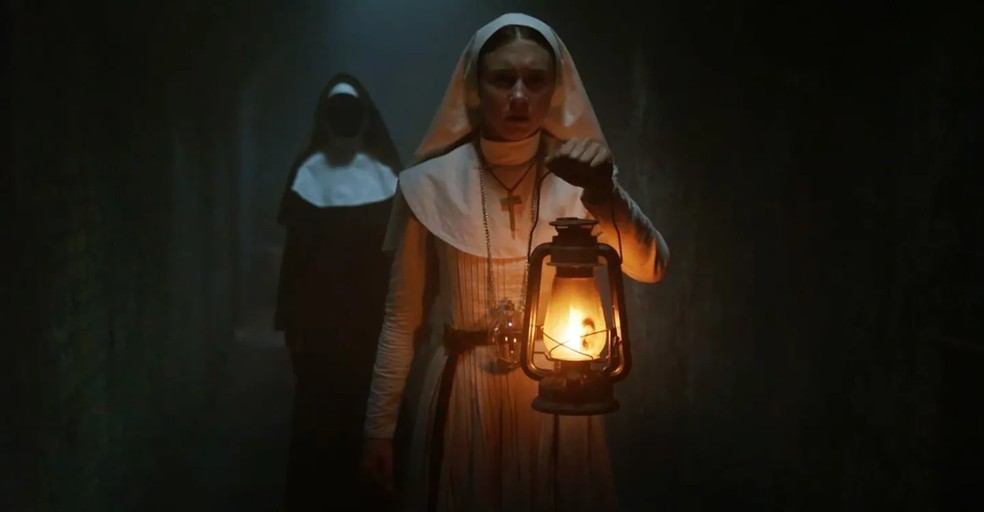 Em A Freira, uma entidade maligna assume a forma de uma irmã católica para aterrorizar uma igreja — Foto: Reprodução/JustWatch