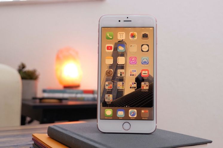 O iOS 9 foi lançado em 2015 e trouxe novos recursos, como o Night Shift. — Foto: Foto: Reprodução/MacRumors