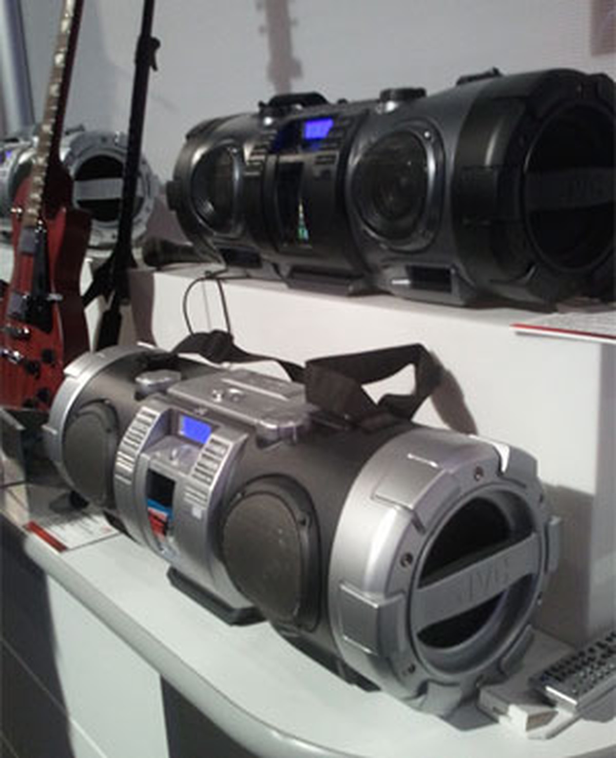 Boombox Kaboom da JVC tem dock para iPod e porta USB