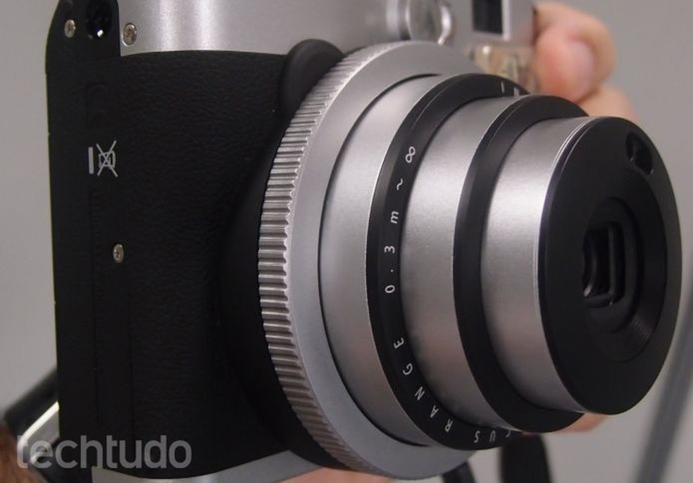 De acordo com a Fujifilm, a Mini 90 é uma câmera “neoclássica” (Foto: Pedro Zambarda/TechTudo) — Foto: TechTudo