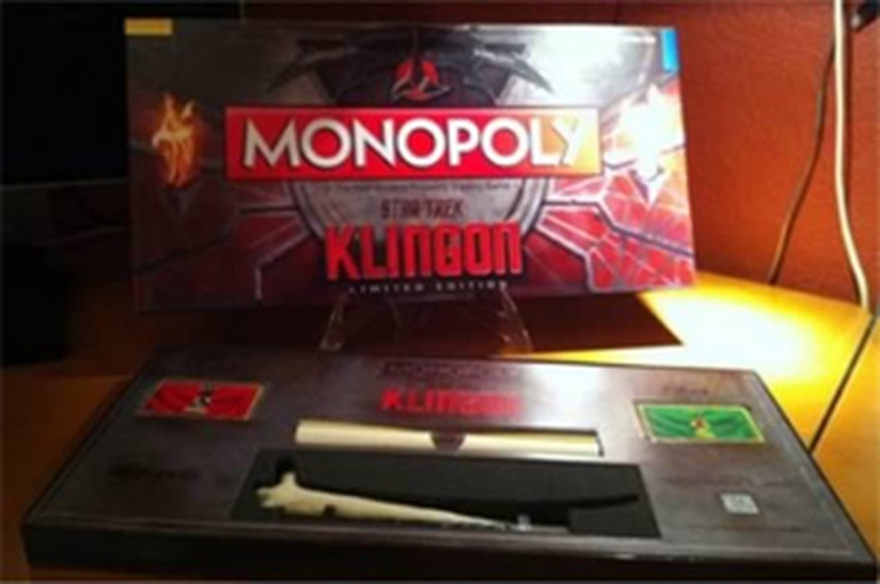 Monopoly Live, um banco imobiliário com uma torre que joga os dados e conta  o dinheiro para você