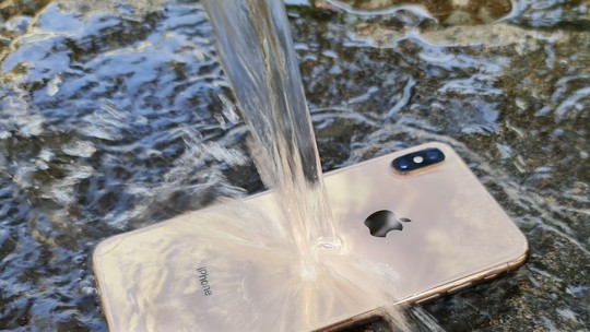 O que fazer quando o celular caiu na água? Tem conserto? Entenda