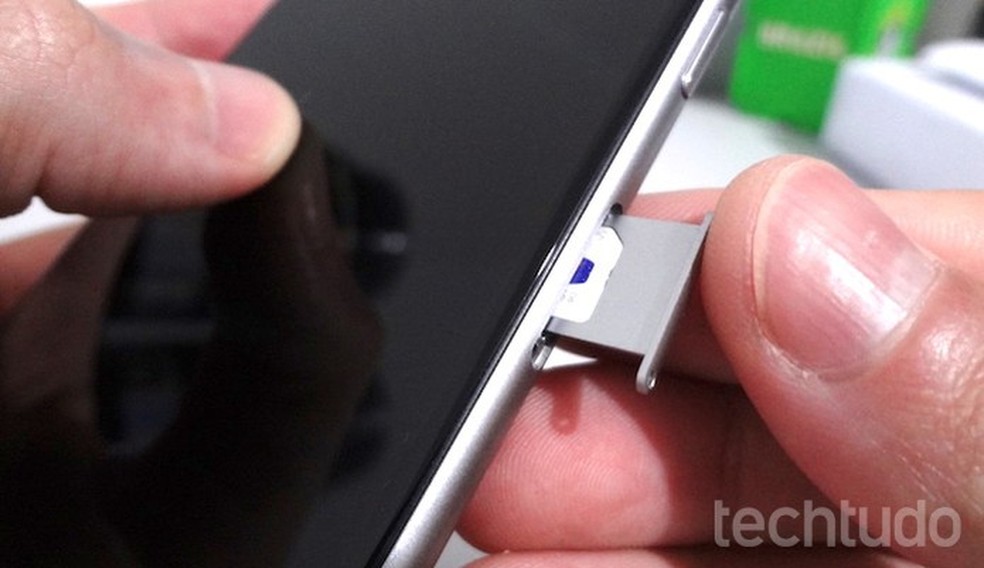 Insira a bandeja com o cartão SIM no iPhone — Foto: Helito Bijora/TechTudo