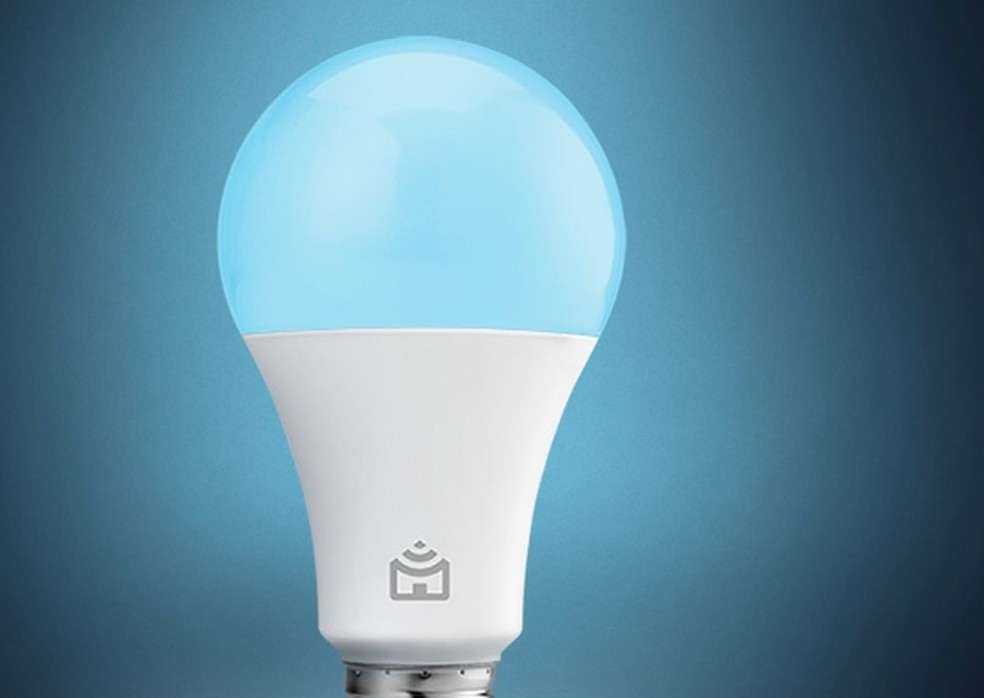 Lâmpada inteligente Positivo emite até 16 milhões de cores — Foto: Divulgação/Positivo