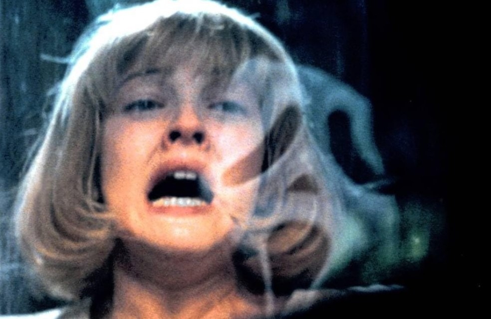 Ghostface e Drew Barrymore no primeiro filme da franquia Pânico, de 1996 — Foto: Reprodução/IMDb