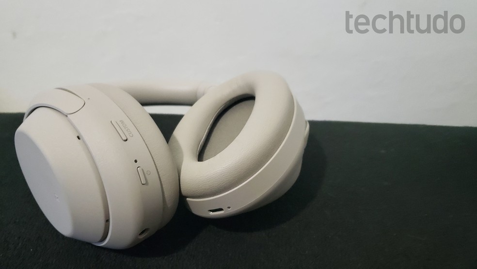 Fones de ouvido são uma forma mais barata de interagir com o DTS:X — Foto: Yuri Hildebrand/TechTudo