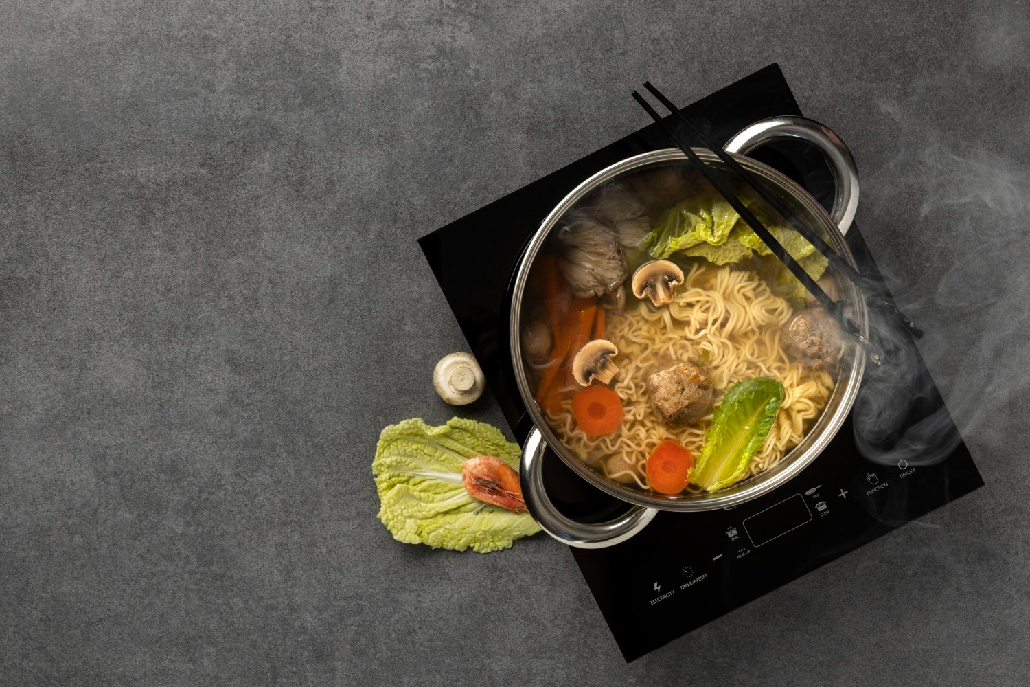 Um-Cooktop-de-inducao-de-1-boca-em-utilizacao-preparando-uma-sopa-de-macarrao-e-legumes Um-Cooktop-de-inducao-de-1-boca-em-utilizacao-preparando-uma-sopa-de-macarrao-e-legumes
