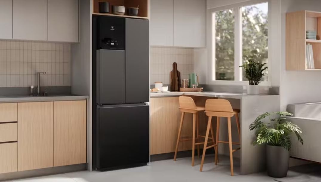 Geladeira black inox: 6 modelos premium para uma cozinha mais elegante