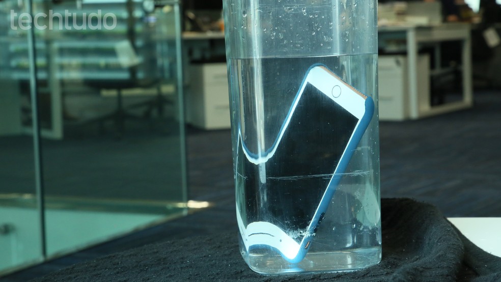 iPhone submerso na água doce — Foto: Luciana Maline/TechTudo