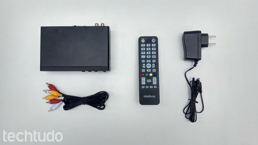 TV digital grátis: acessórios e conversor digital do kit gratuito do governo — Foto: Thiago Rocha/TechTudo
