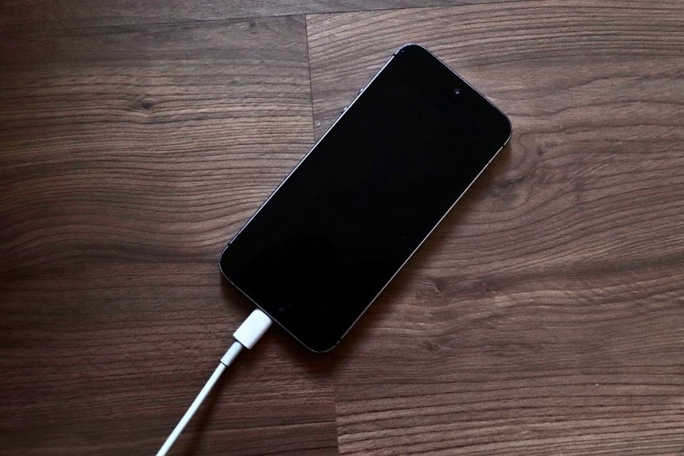 O cabo do seu carregador pode ser o motivo do superaquecimento do seu celular — Foto: Caroline Silvestre/TechTudo