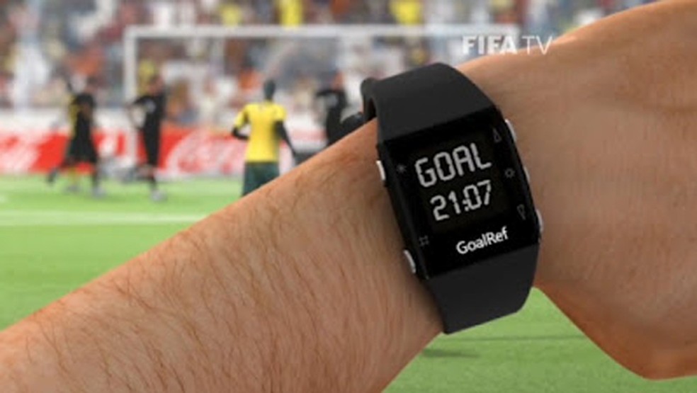 Tecnologia GoalRef envia sinal ao relógio do árbitro (Foto: Reprodução) — Foto: TechTudo