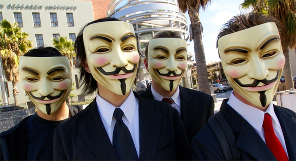 O cara coloca a foto do anonymous e se acha o hacker, mas não sabe