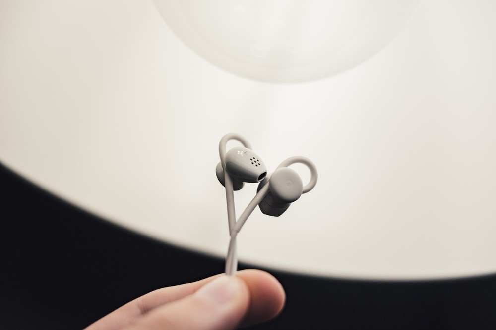 Fone de ouvido faz mal? Saiba volume e frequência ideais para uso seguro