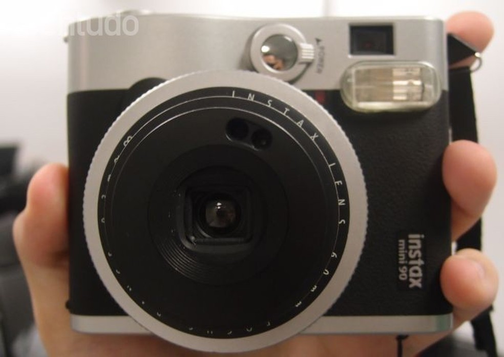 Instax Mini 90, da Fujifilm, não tem visor eletrônico e aposta no retrô (Foto: Pedro Zambarda/TechTudo) — Foto: TechTudo