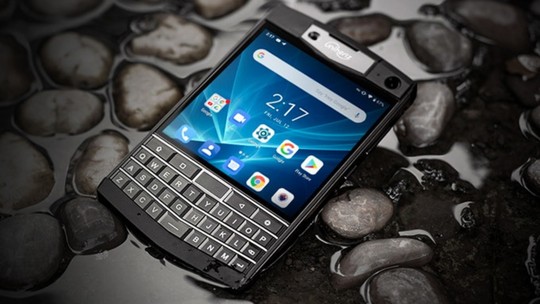 Empresa japonesa recria BlackBerry Passport e faz sucesso na web