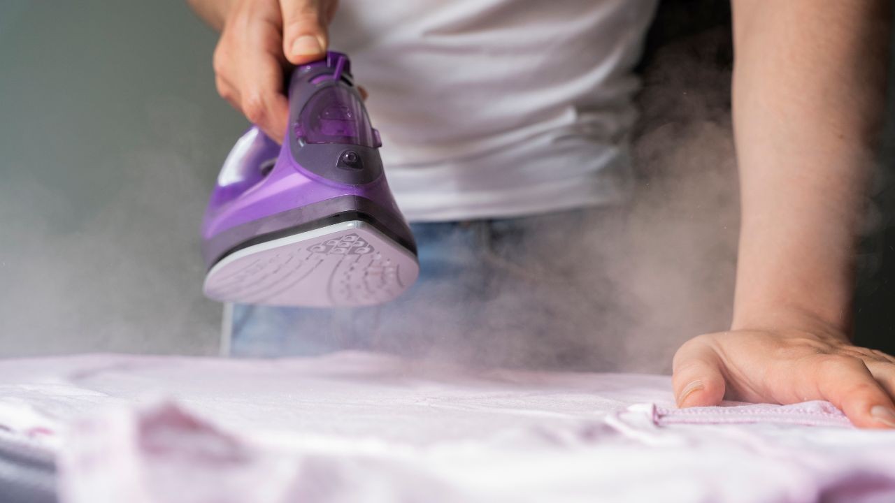 Como usar ferro a vapor? Saiba aproveitar o eletrodoméstico do jeito certo