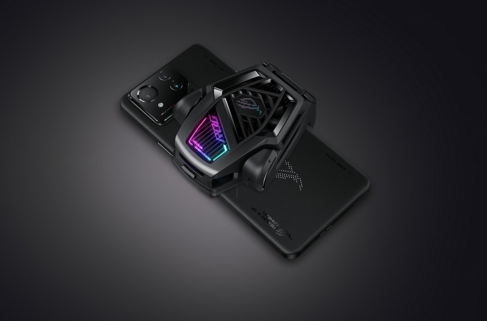 AeroActive Cooler X, disponível para o ROG Phone 8 Pro Edition, tem botões físicos adicionais para aprimorar ainda mais a experiência de jogos. — Foto: Reprodução/Asus